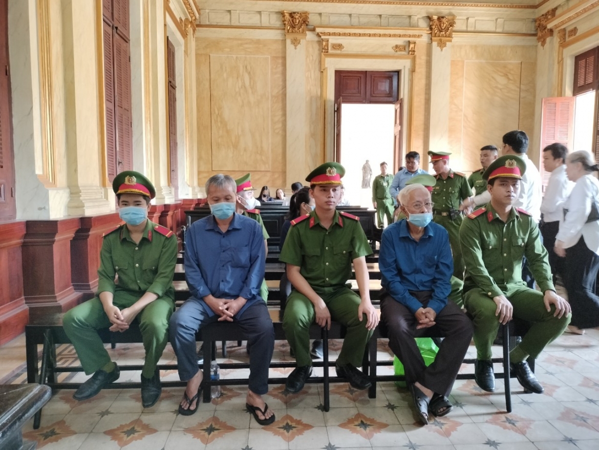Bị cáo Trần Phương Bình (đeo mắt kính) tiếp tục bị phạt 8 năm tù liên quan sai phạm tại Đông Á bank. (Ảnh: A.T)