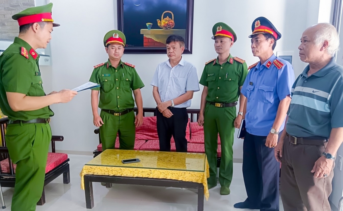 Cơ quan chức năng đọc quyết định khởi tố 2 người liên quan vụ án tại Trung tâm đăng kiểm xe cơ giới tỉnh Thừa Thiên Huế. Ảnh: Viện Kiểm sát Nhân dân Thừa Thiên Huế