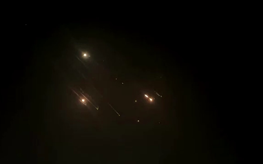 Israel đánh chặn UAV Iran vào hôm 13/4. Ảnh: Reuters.