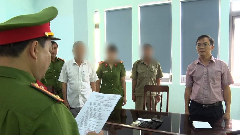 Cơ quan Công an tống đạt quyết định khởi tố đối với ông Trần Thạnh Nam