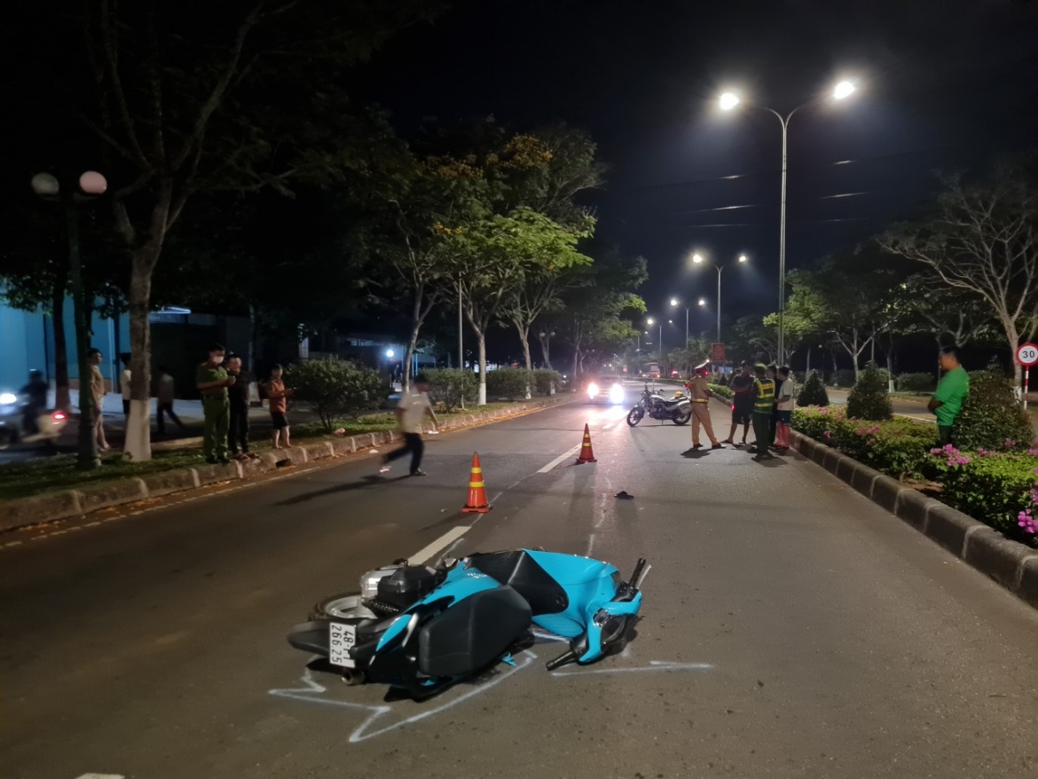 Sau khi tông bị thương Thượng úy CSGT, nam thanh niên đã để lại xe máy và bỏ trốn khỏi hiện trường. Ảnh: Thanh Bình