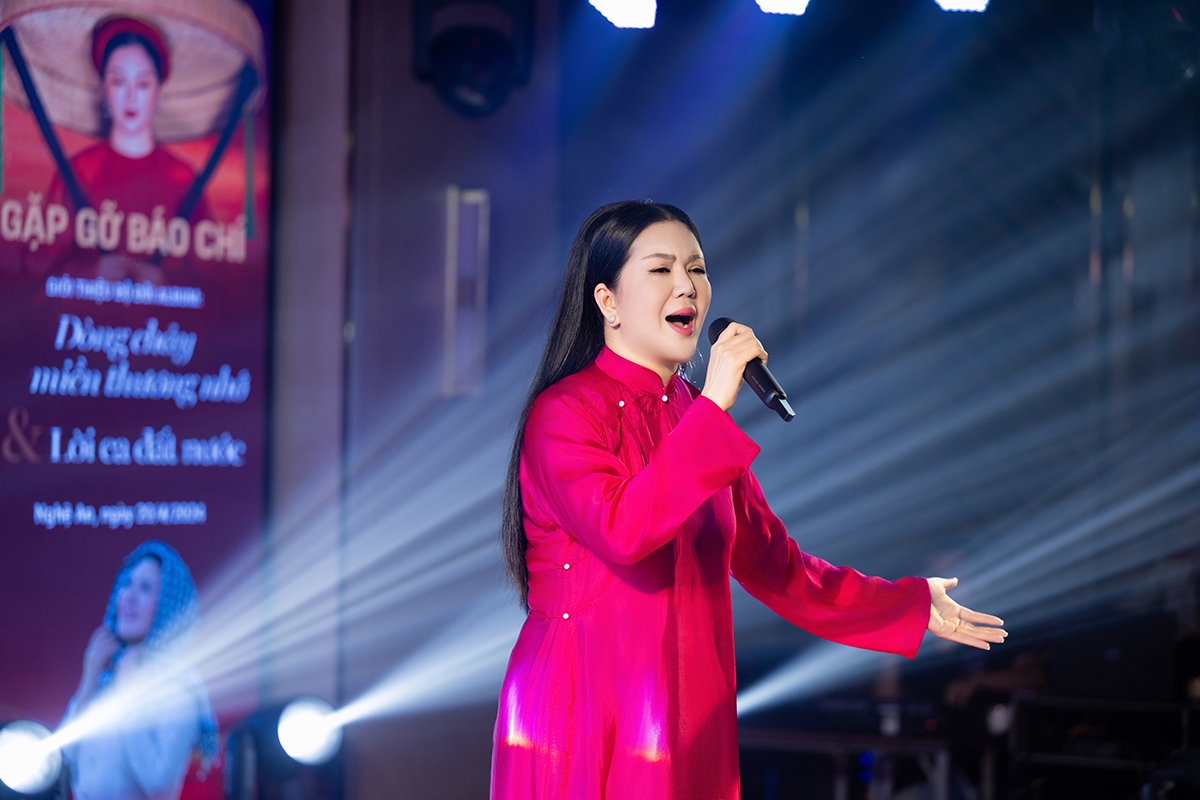 Đinh Hiền Anh đã thể hiện 6 bài hát trong bộ đôi CD. Ảnh: Hoàn Như