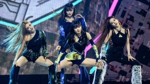 Ngôi sao K-pop Karina (R) gần đây đã đưa ra lời xin lỗi khán giả vì hẹn hò với một nam diễn viên Hàn Quốc.  Ảnh: AFP