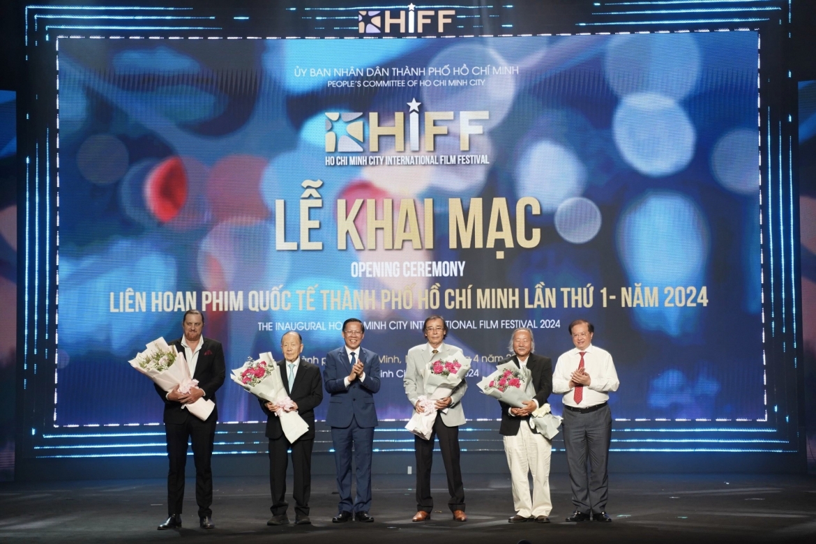 Lãnh đạo TP.HCM tặng hoa tri ân các chuyên gia trong công tác tư vấn, kết nối với các tổ chức điện ảnh trong và ngoài nước để tổ chức liên hoan phim (Ảnh: T.V)