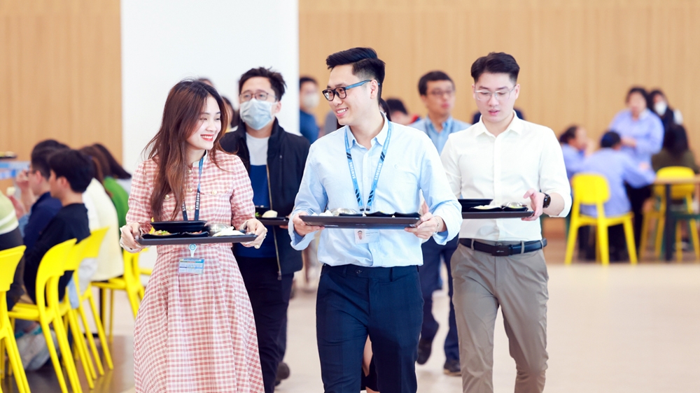 Nhân viên SRV thưởng thức bữa trưa ngay tại canteen - Ảnh: SRV