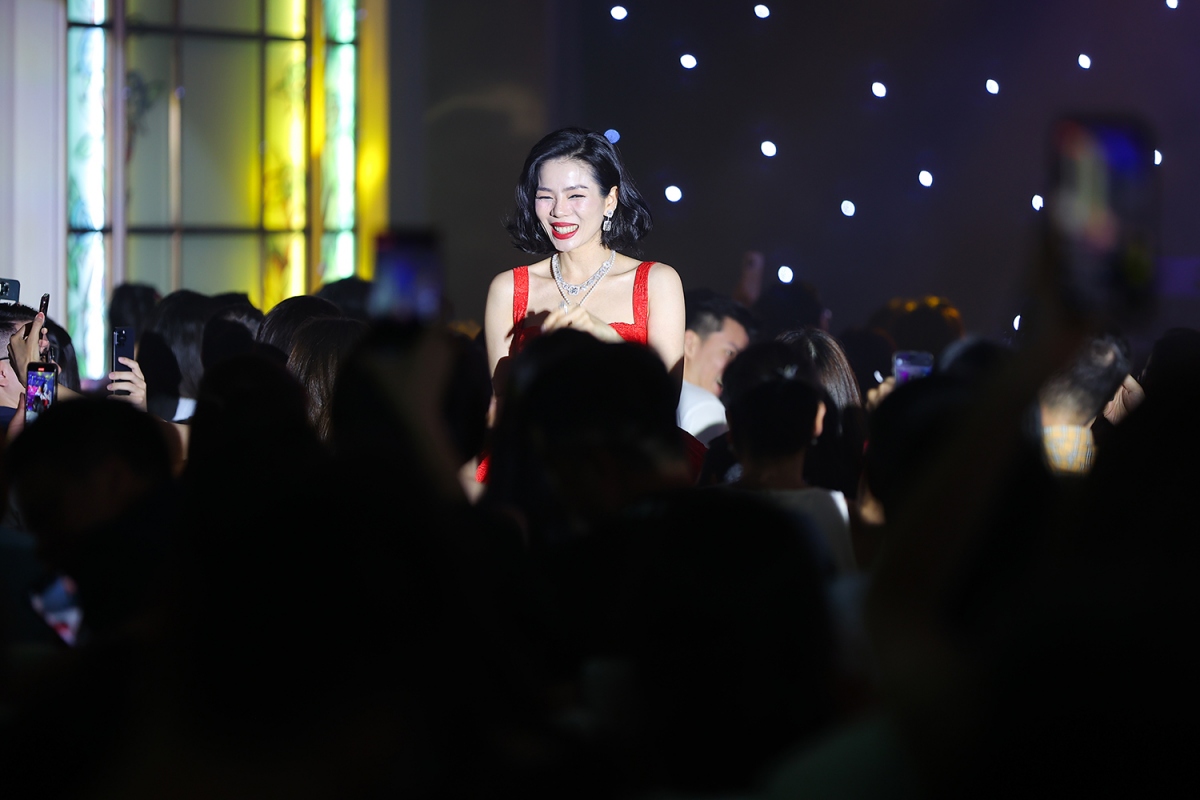 Lệ Quyên trong vòng vây khán giả