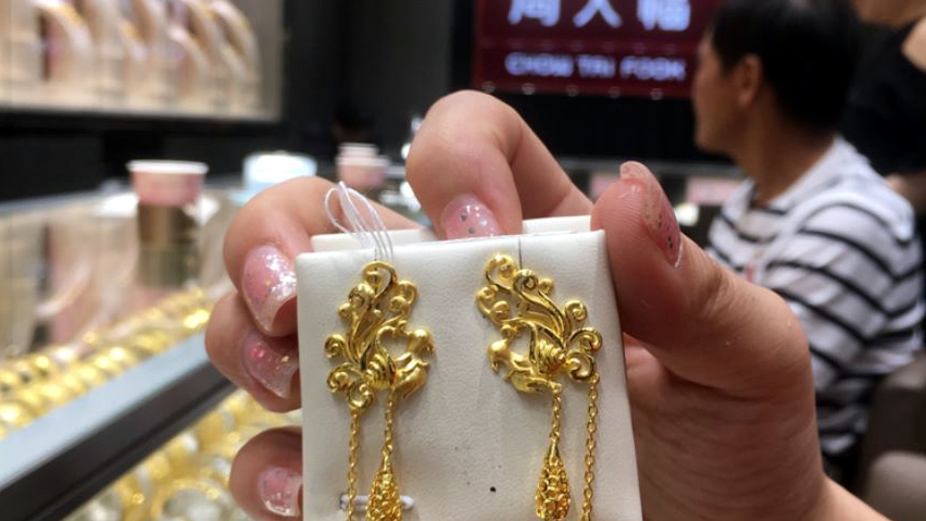 Đôi hoa tai có thiết kế hình phượng hoàng của Chow Tai Fook - Ảnh: Chinahao