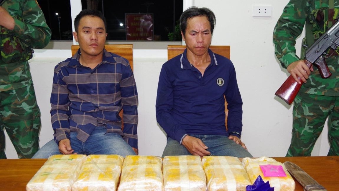 Hai đối tượng cùng tang vật tại cơ quan điều tra (ảnh: A.B)