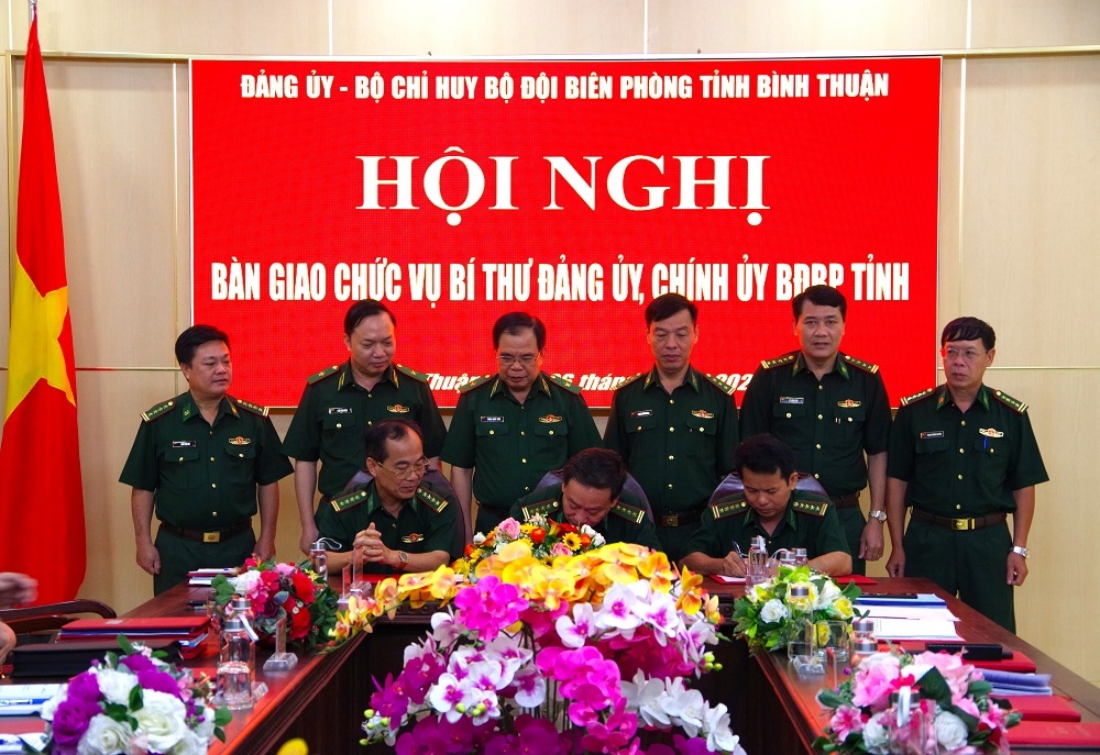 Bàn giao chức vụ Bí thư Đảng ủy, Chính ủy BĐBP tỉnh Bình Thuận. (Ảnh: Trung Thành)