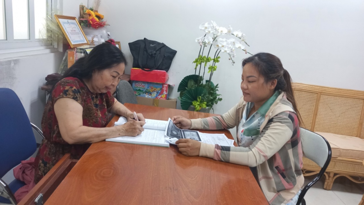 Chị Nguyễn Thị Chi làm đơn yêu cầu luật sư Trần Thị Ngọc Nữ hỗ trợ pháp lý cho hai con nhỏ (Ảnh: Luật sư Ngọc Nữ cung cấp)