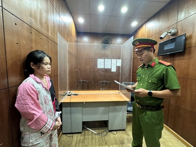 Cơ quan Cảnh sát Điều tra - Công an TP.HCM tống đạt các Quyết định và Lệnh đối với Phạm Huỳnh Nhật Vi (Ảnh: Công an cung cấp)