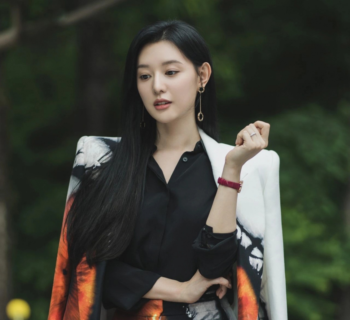  Kim Ji Won được yêu thích nhờ sở hữu nét đẹp vừa sang chảnh, kiêu kỳ, nhưng vẫn có nét trẻ trung tươi sáng. Kim Ji Won có khả năng cân đủ các vai từ tiểu thư nhà tài phiệt cho đến những cô gái bình thường, dân dã.