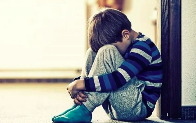 Nhiều trẻ tự kỷ sống thu mình, tự làm đau chính bản thân. (Ảnh minh họa)