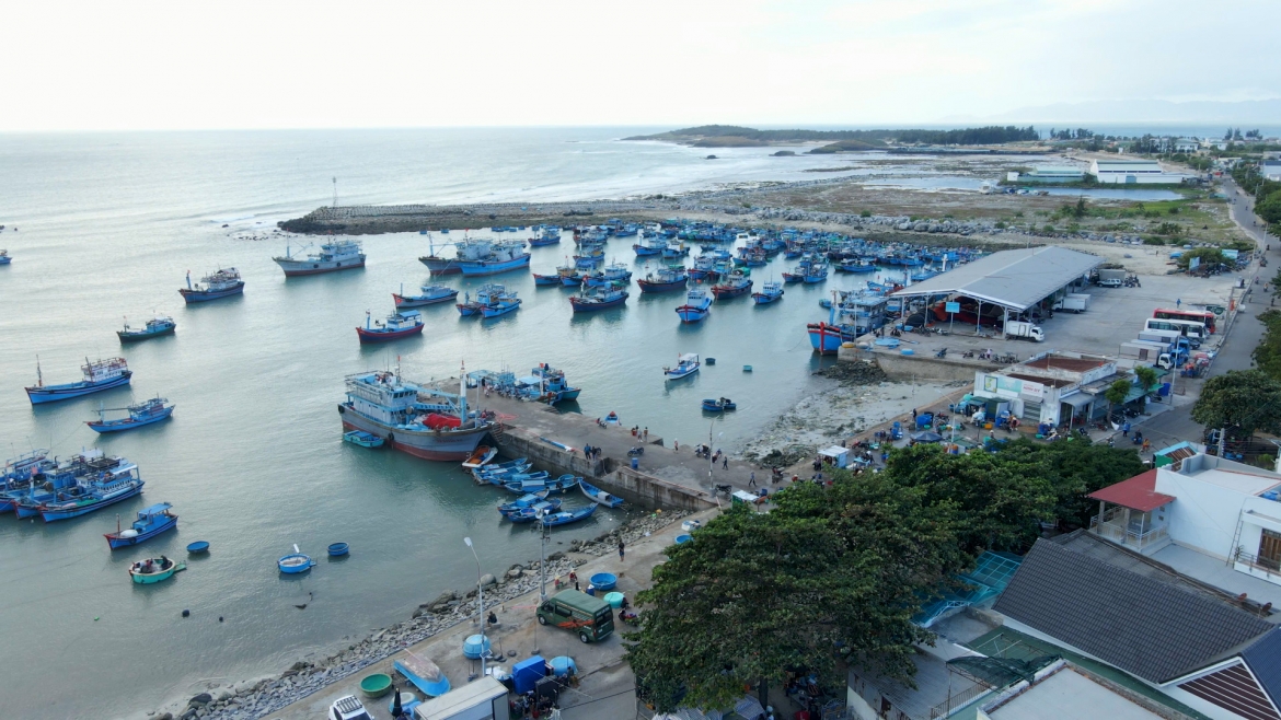 Lý Hải thuê 100 tàu bè quay cảnh bão biển