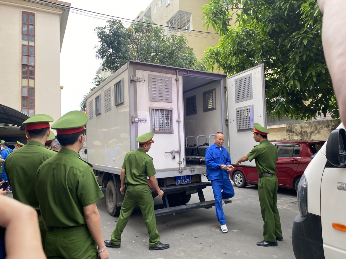 Các bị cáo bị dẫn giải tới phiên tòa