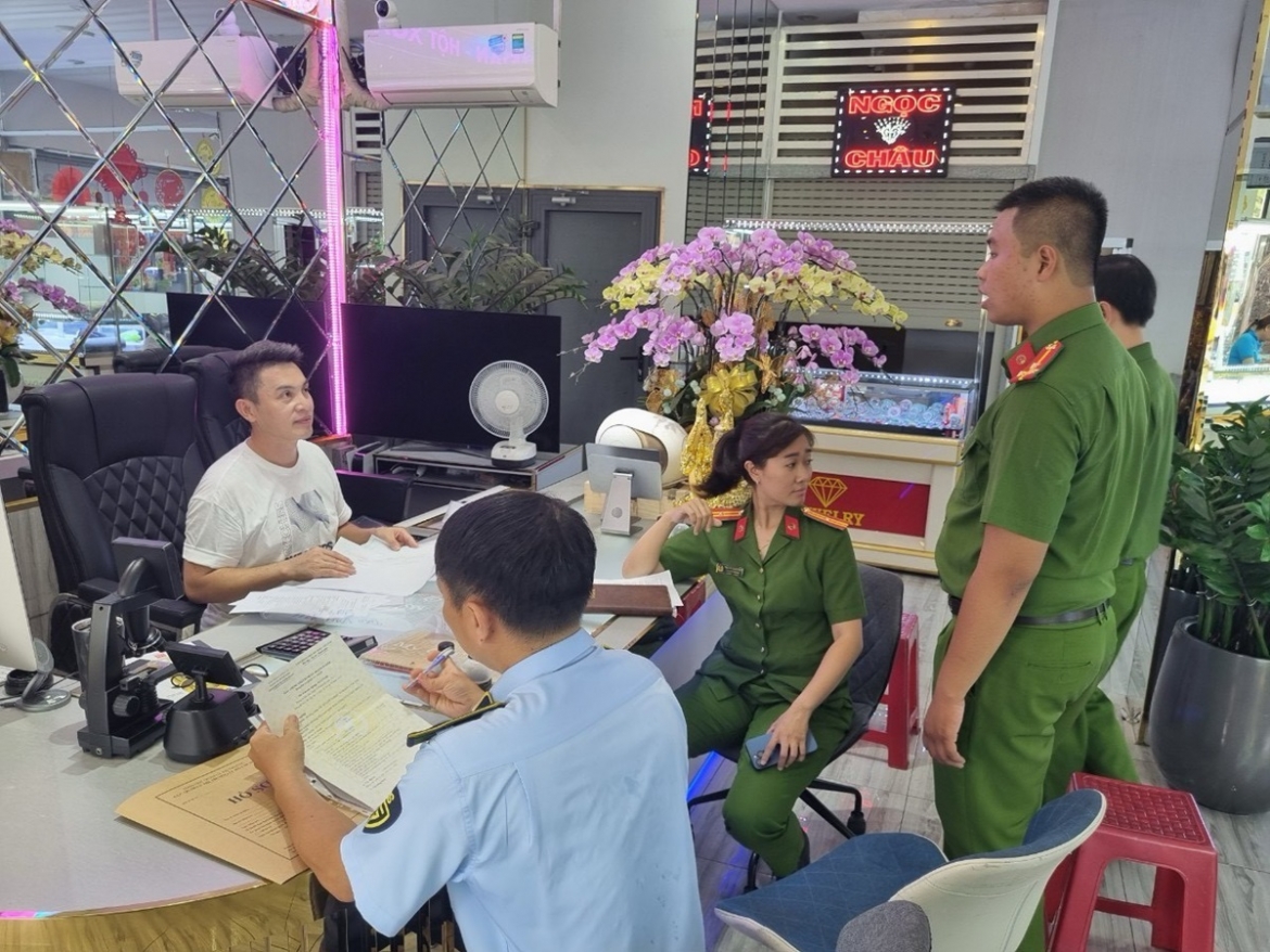 Các Đội Quản lý thị trường TP.HCM sẽ đồng loạt kiểm tra các doanh nghiệp tư nhân kinh doanh mua bán vàng trên địa bàn Thành phố. (Ảnh: QLTT)
