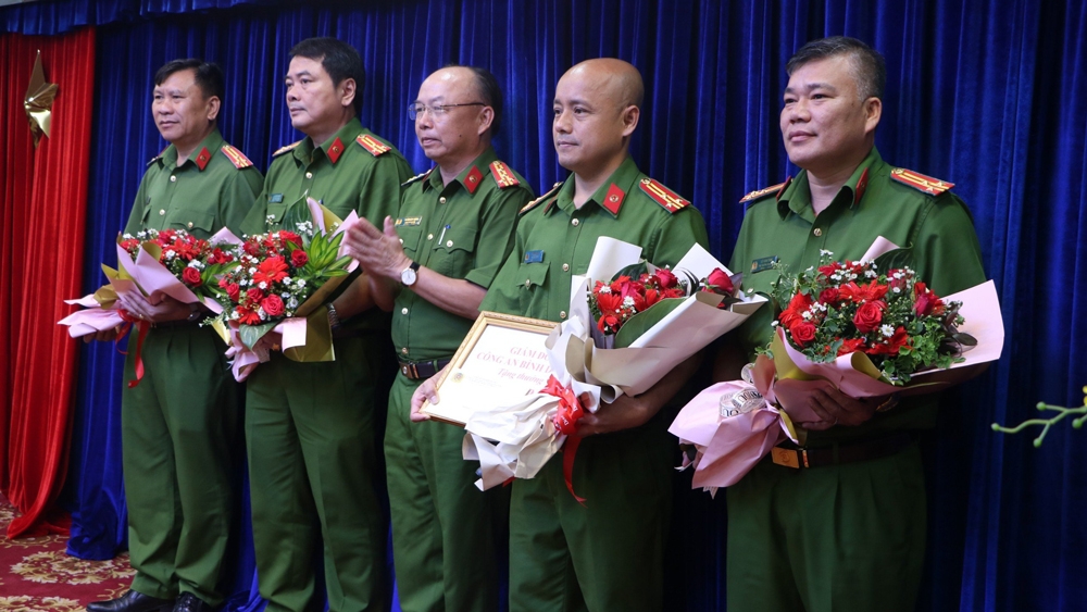 Các đơn vị phá án nhanh được khen thưởng (Ảnh: Thiên Lý)