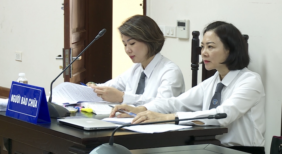 Các luật sư tham gia phiên tòa đều đánh giá cao phần điều hành phiên tòa của Hội đồng xét xử, đảm bảo quy trình tố tụng, rõ ràng, mạch lạc, khoa học, tạo điều kiện cho các bên đối đáp, trình bày và tranh luận đảm bảo đầy đủ, đúng quy trình tố tụng. Mặc dù là phiên tòa trực tuyến nhưng vẫn đảm bảo mọi quyền lợi của bị cáo như phiên tòa trực tiếp. 