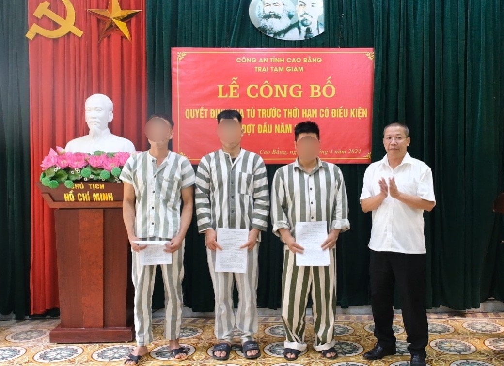 Các phạm nhân nhận quyết định tha tù tại Lễ công bố quyết định của Chánh án Tòa án nhân dân tỉnh Cao Bằng về việc tha tù trước thời hạn có điều kiện
