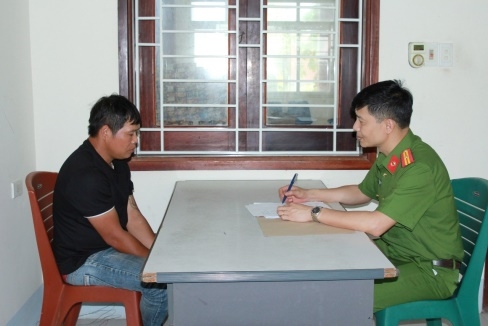 Cán bộ Công an thị xã Hoàng Mai lấy lời khai đối tượng Nguyễn Quốc Toàn