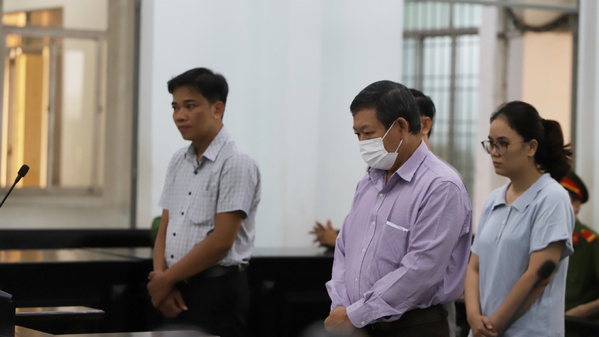 Bị cáo Huỳnh Văn Dõng và 2 nhân viên cấp dưới tại CDC Khánh Hòa