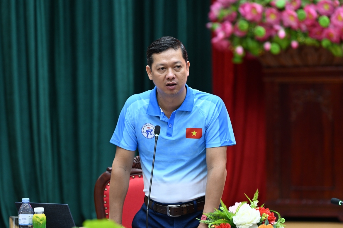 Đồng chí Nguyễn Ngọc Vũ, Tổng thư ký Liên đoàn Xe đạp - Mô tô Thể thao Việt Nam - Phó trưởng ban tổ chức kiêm Trưởng ban Điều hành chuyên môn của Cuộc đua, trả lời câu hỏi của phóng viên.