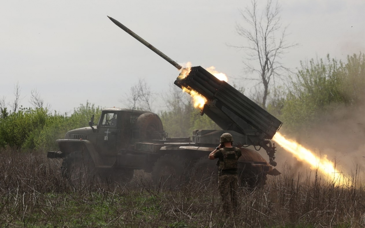 Pháo phản lực khai hỏa trên chiến trường Ukraine. Ảnh: AFP.