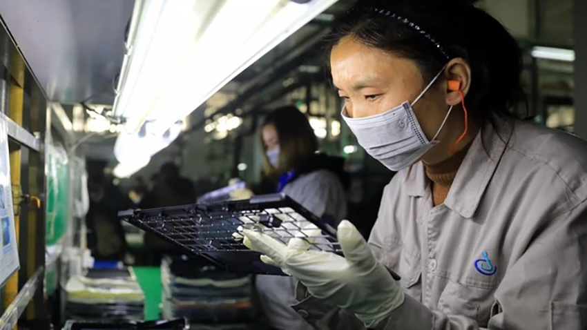 Một nhà máy sản xuất máy tính xách tay ở Trung Quốc - Ảnh: AFP
