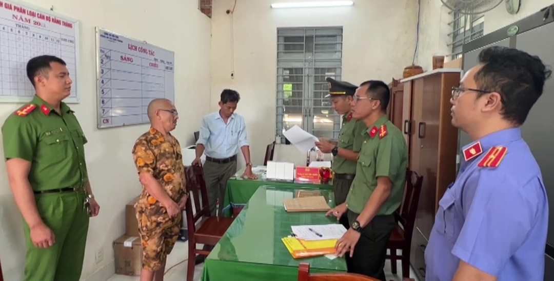 Cơ quan Công an tống đạt quyết định khởi tố vụ án.