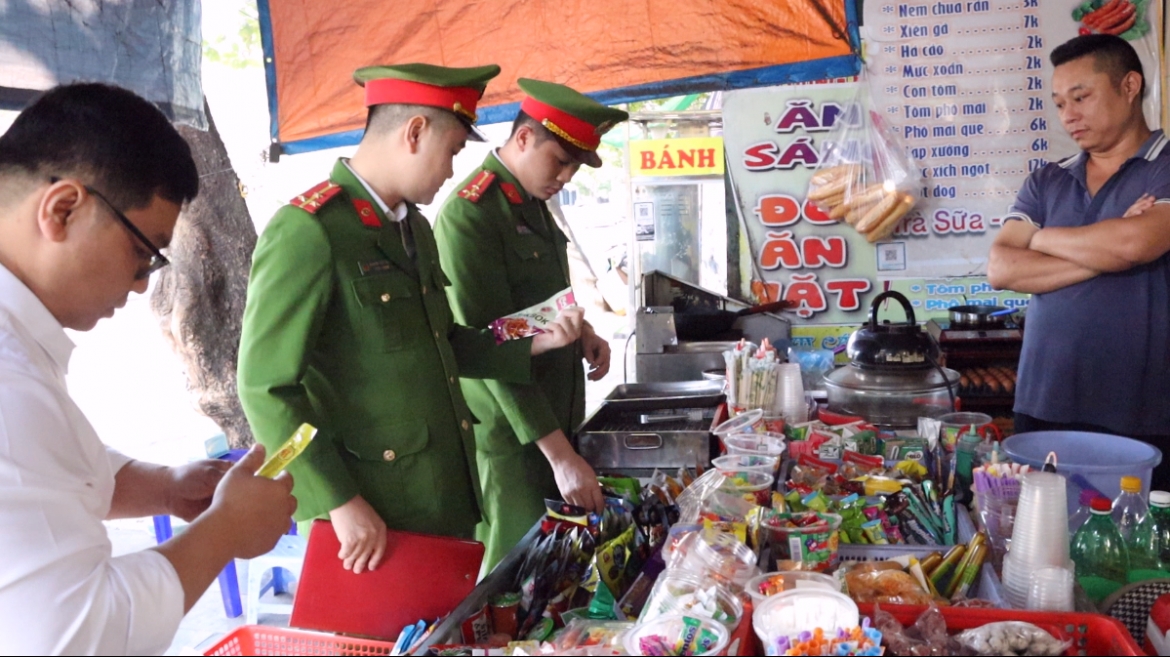 Công an phường Cẩm Thủy, TP. Cẩm Phả (Quảng Ninh) kiểm tra các hàng quán bán lẻ thực phẩm trước các cổng trường học trên địa bàn.