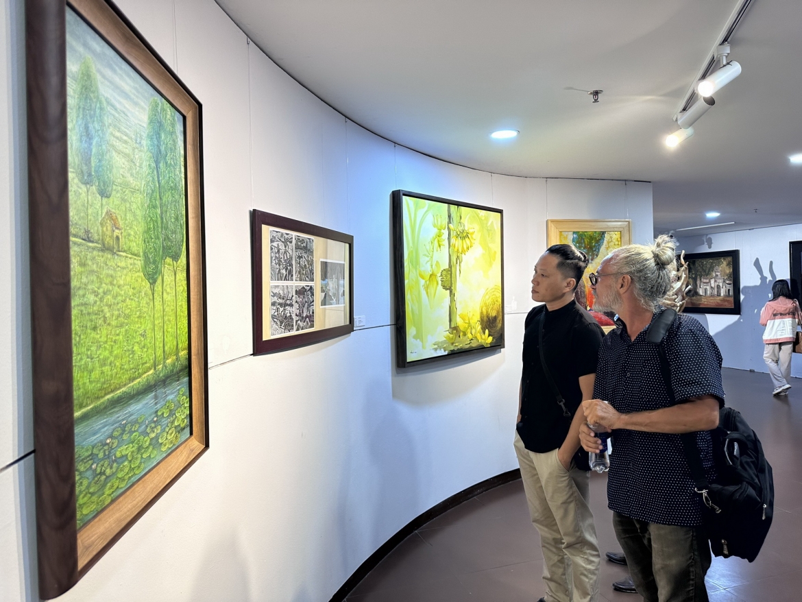 Công chúng xem triển lãm