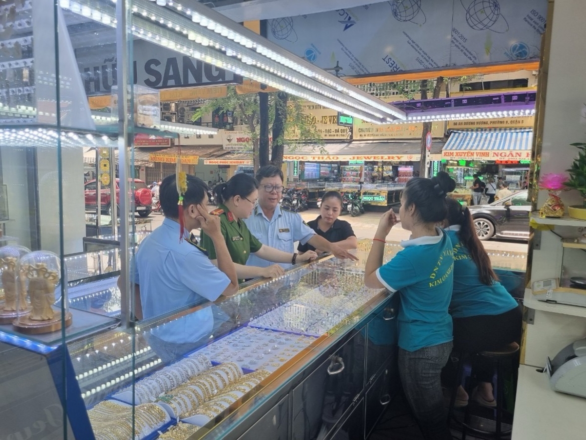 Cục Quản lý thị trường TP.HCM cho biết, một số tiệm vàng ở TP.HCM bày bán vàng trang sức không rõ nguồn gốc. (Ảnh: QLTT)