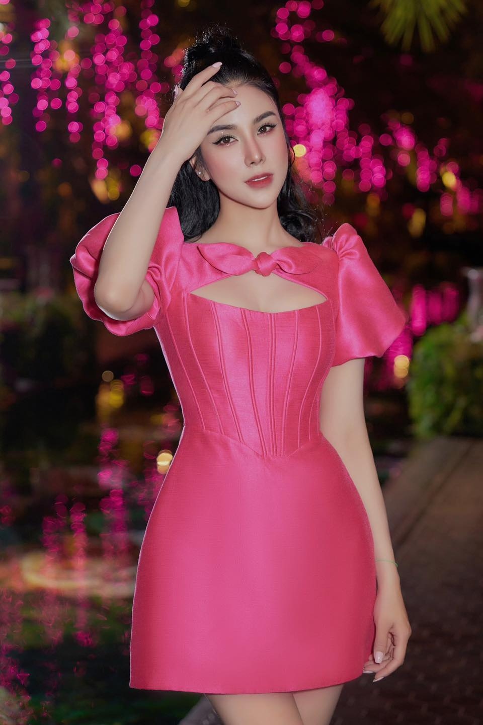 Diệp Lâm Anh sinh năm 1989 tại Hà Nội. Trước khi trở thành ca sĩ, diễn viên, cô có 6 năm là thành viên nhóm nhảy Big Toe. Năm 2013, cô giành Quán quân chương trình Cuộc đua kỳ thú. Diệp Lâm Anh từng gây chú ý với chuyện tình lãng mạn và đám cưới hoành tráng với doanh nhân Nghiêm Đức. Sau khi hôn nhân đổ vỡ, cô trở thành mẹ đơn thân.