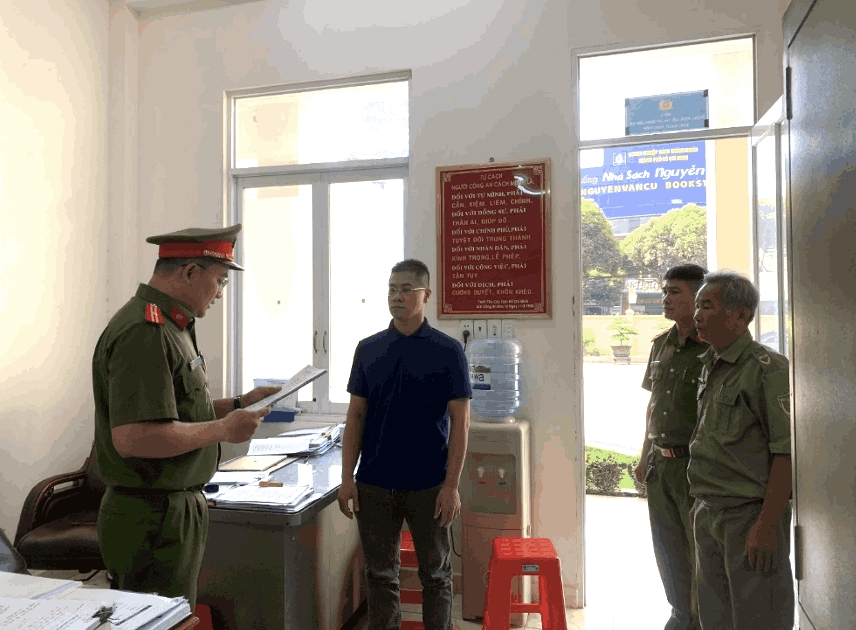 Công an tỉnh Đồng Nai thi hành quyết định khởi tố bị can và lệnh bắt bị can đối với ông Nguyễn Quốc Vy Liêm. (Ảnh: CACC)