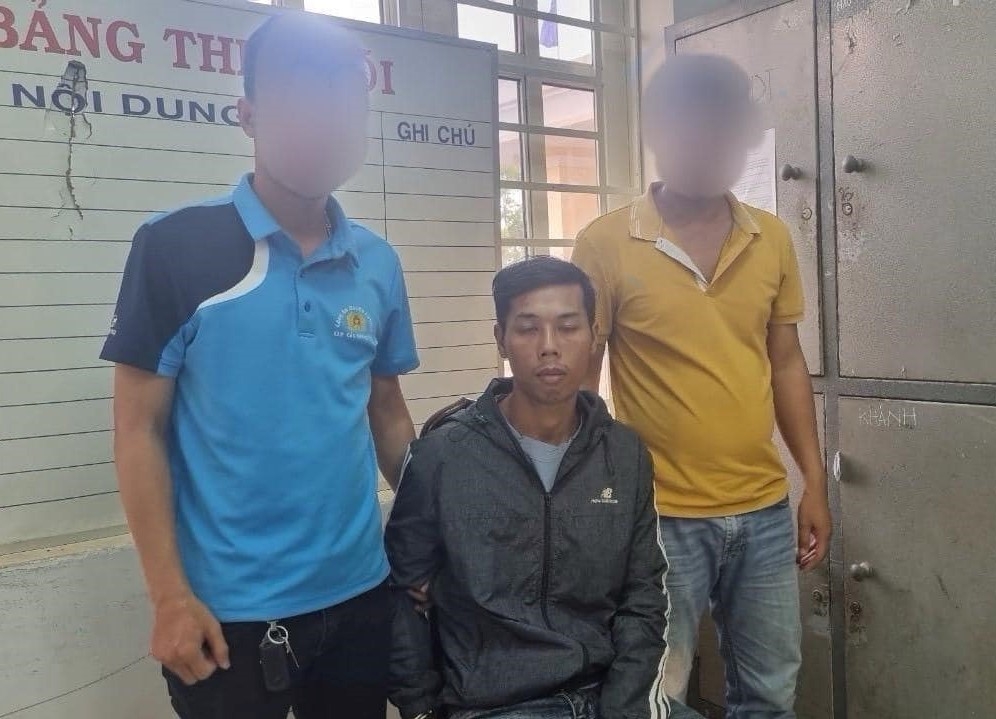 Đối tượng Nguyễn Duy Hoàng bị đội CSHS Công an huyện Cư Kuin (Đắk Lắk) bắt giữ sau 8 giờ gây ra vụ cướp điện thoại Iphone 15 của chị Trinh