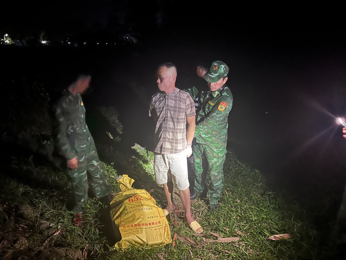 Đối tượng Sằn A Thít cùng bao tải 15kg pháo nổ.