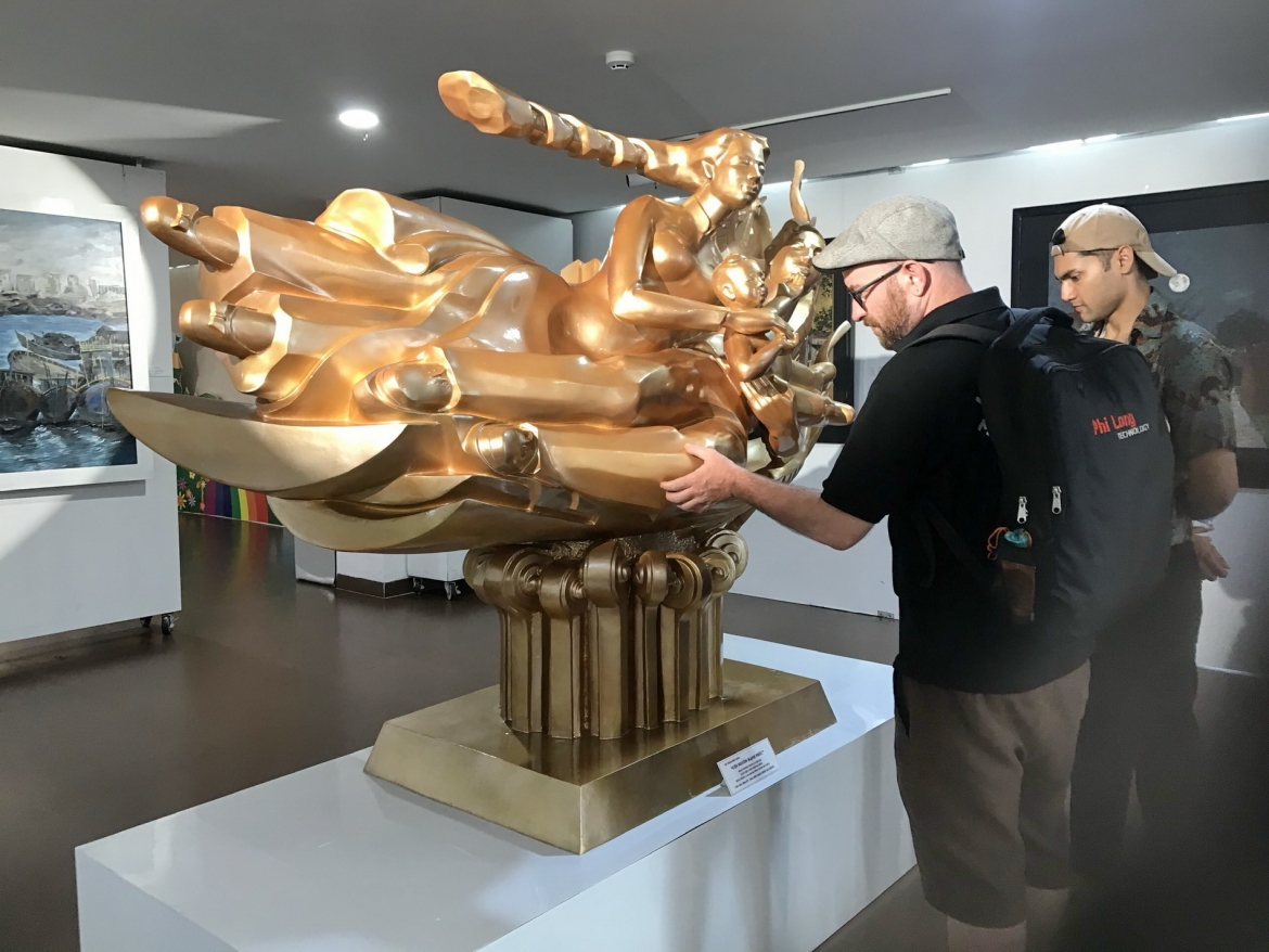 Du khách nước ngoài tham quan triển lãm