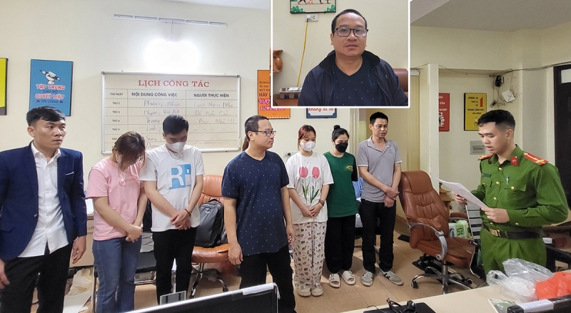 Nguyễn Minh Đức (thứ 4 từ trái sang) và các nhân viên cấp dưới.