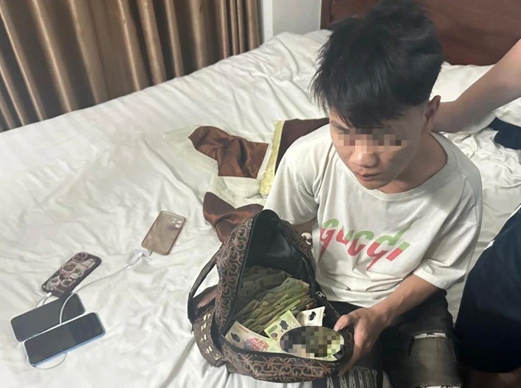 Khánh Văn Tùng cùng tang vật vụ án (Ảnh: Công an Hà Giang).