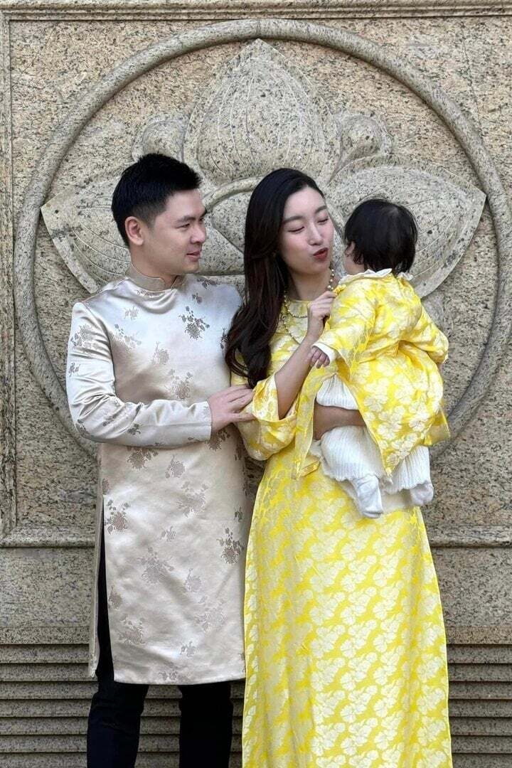 Đỗ Mỹ Linh nói bản thân thay đổi nhiều khi làm mẹ. Trước đây, cô tự nhận mình là người hướng ngoại, thích đi giao lưu, gặp gỡ. Từ khi có em bé, mỹ nhân 28 tuổi dành phần lớn thời gian cho gia đình. Cô cũng rèn cho mình tính kiên nhẫn.