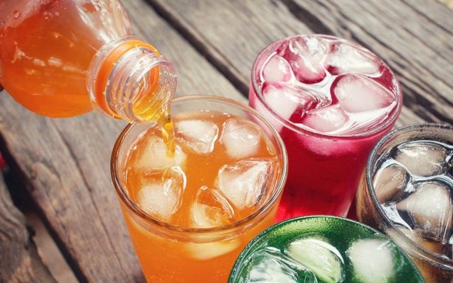 Áp dụng biện pháp thuế để kiểm soát và giảm tiêu thụ đồ uống có đường (Ảnh minh họa: KT)