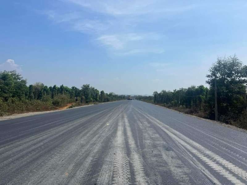 Một đoạn Dự án đầu tư xây dựng đường Hồ Chí Minh đoạn tránh Đông TP Buôn Ma Thuột (đoạn Km0 đến Km20+500) đang được thi công dang dở.