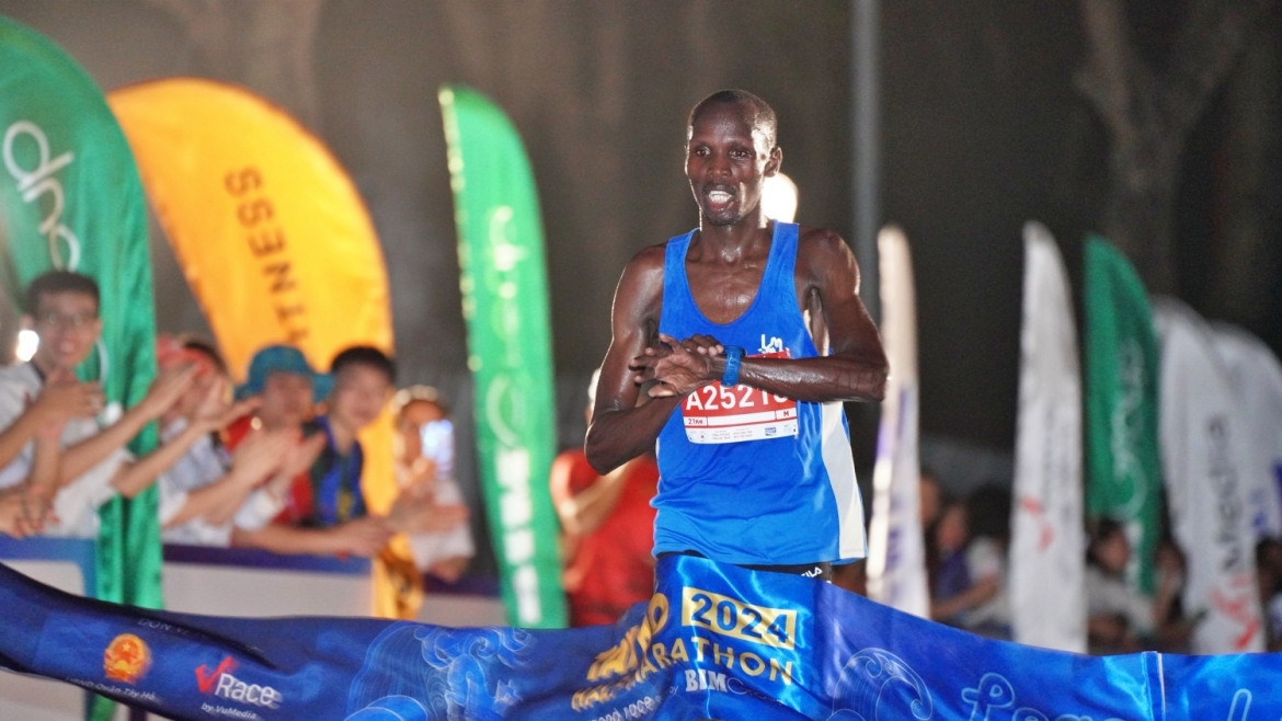 Kenya Kiptoo Edwin xuất sắc giành chức vô địch với thành tích 01h11p10.