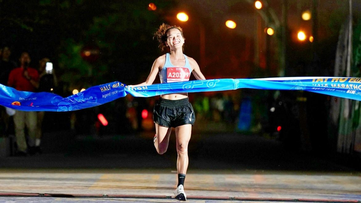 Phạm Thị Hồng Lệ cũng đã xuất sắc cán đích với thành tích 01h18p49.