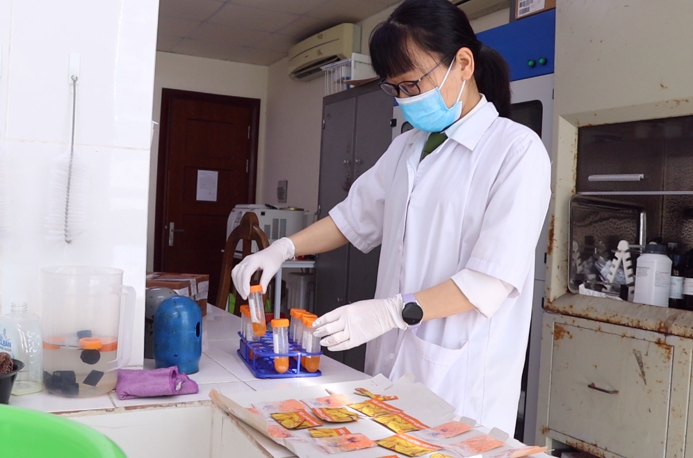 Giám định viên phát hiện nhiều loại ma túy trộn lẫn trong thực phẩm nước trái cây.
