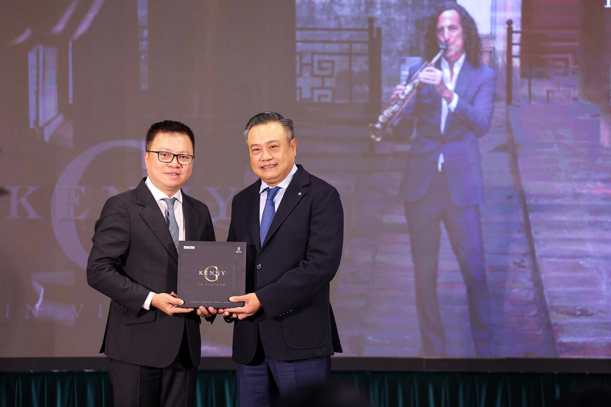 Ông Lê Quốc Minh trao tặng đĩa vật lý MV "Going Home" cho ông Trần Sỹ Thanh - Chủ tịch UBND TP.Hà Nội. Ảnh: Hòa Nguyễn