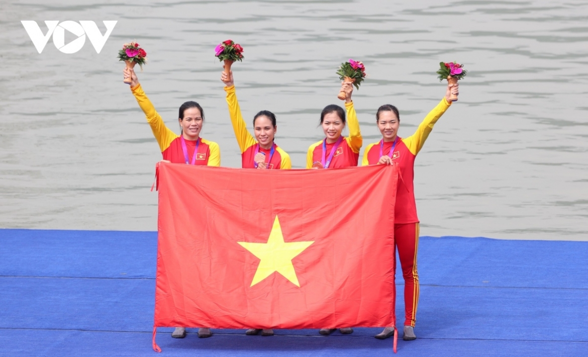Phạm Thị Huệ (ngoài cùng bên trái) giành vé dự Olympic Paris 2024. 
