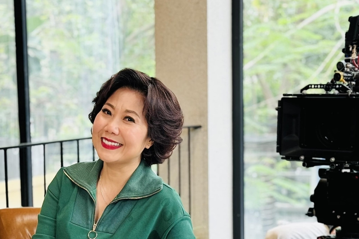 NSƯT Hương Tươi tên thật Trần Thu Hương, sinh năm 1970. Chị là nghệ sĩ hài nổi tiếng của miền Bắc, gây ấn tượng từ chương trình Gặp nhau cuối tuần với các nghệ sĩ như Phạm Bằng, Vân Dung, Xuân Bắc, Tự Long, Công Lý, Giang Còi, Quang Tèo…