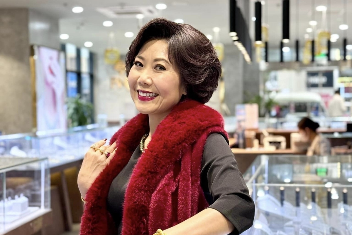 Sau nhiều năm vắng bóng, NSƯT Hương Tươi mới trở lại màn ảnh nhỏ với vai diễn trong phim Trạm cứu hộ trái tim. Trong phim, nghệ sĩ vào vai bà Mến - mẹ của Mỹ Đình (Thúy Diễm) - chủ một chuỗi cửa hàng vàng tại TP.HCM, có chuyến ra Hà Nội kiểm tra một chi nhánh.
