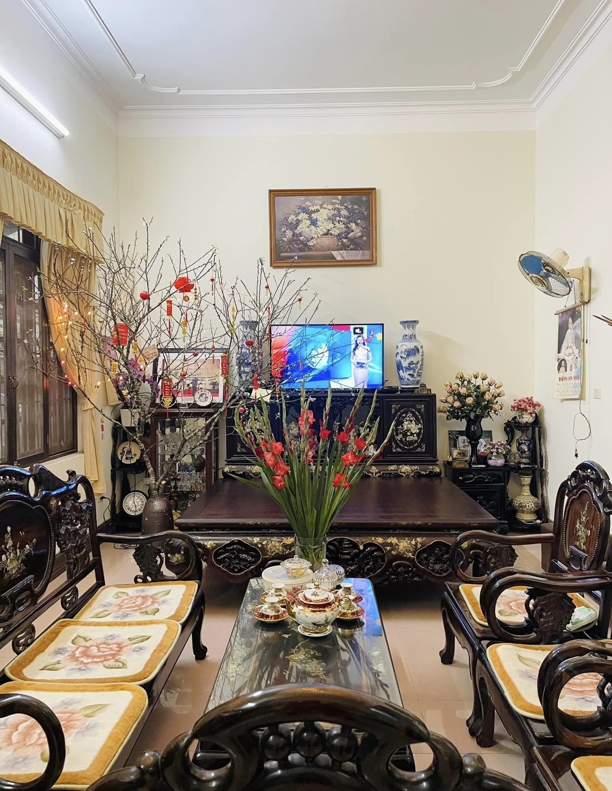 Căn nhà được thiết kế theo phong cách đơn giản, mộc mạc với những vật dụng quen thuộc. Không gian được bài trí gọn gàng, ngăn nắp, toát lên sự ấm cúng và gần gũi.